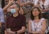 ΚΟΡΩΝΟΪΟΣ: Ο Σωτήρης Τσιόδρας στην Επίδαυρο με μάσκα… η σύζυγός του χωρίς!