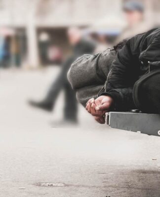 ΤΡΑΓΙΚΟ: Νεαροί έλουσαν με μπίρα άστεγο και τον πέταξαν στο ποτάμι