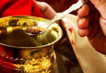 ΧΑΜΟΣ: Έξαλλοι οι πιστοί με ιερέα – Με ξεχωριστά κουταλάκια η Θεία Κοινωνία