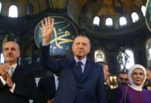 ΕΡΝΤΟΓΑΝ: Τι σημαίνει «ραμπιά» και γιατί χαιρετά με τέσσερα δάχτυλα