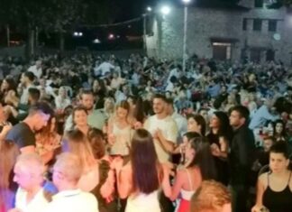ΣΑΛΟΣ: Απίστευτες εικόνες συνωστισμού παρουσία βουλευτών σε γλέντι