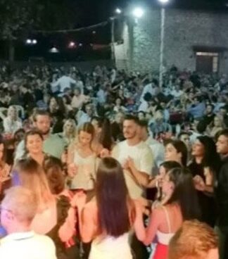 ΣΑΛΟΣ: Απίστευτες εικόνες συνωστισμού παρουσία βουλευτών σε γλέντι
