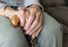Ηλικιωμένη παρίστανε την τυφλή και πήρε επιδόματα 1.100.000 ευρώ!