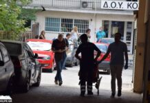 Επίθεση με τσεκούρι: Βίντεο σοκ – Η στιγμή που ο 45χρονος σκορπά τον τρόμο στην Εφορία