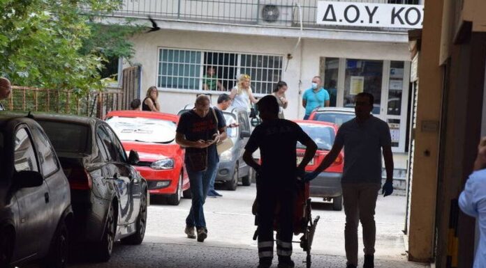 Επίθεση με τσεκούρι: Βίντεο σοκ – Η στιγμή που ο 45χρονος σκορπά τον τρόμο στην Εφορία