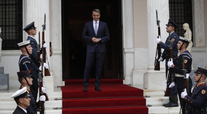 Ραγδαίες εξελίξεις: Ο Μητσοτάκης ενημερώνει τους πολιτικούς αρχηγούς για τα ελληνοτουρκικά