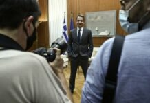Μητσοτακης προς πολιτικούς συντάκτες: Βεβαίως να πάτε διακοπές, ακόμα και στο Καστελόριζο
