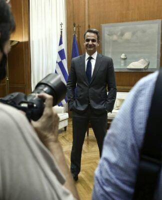 Μητσοτακης προς πολιτικούς συντάκτες: Βεβαίως να πάτε διακοπές, ακόμα και στο Καστελόριζο