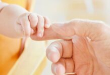 Πήγαν να γράψουν σε άλλη γυναίκα μωρό που γέννησε 15χρονη