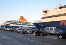 Όπου φύγει – φύγει: Αναχωρούν οι αδειούχοι του Αυγούστου – Ουρές στον Πειραιά