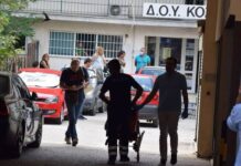 Συγκλονίζει η μαρτυρία εφοριακού στην Κοζάνη που άρπαξε το τσεκούρι από τα χέρια του 45χρονου