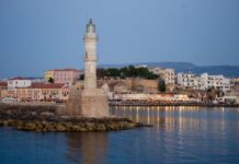 ΣΟΚΑΡΙΣΤΙΚΟ: Βούτηξε στο λιμάνι και έπεσε στα βράχια