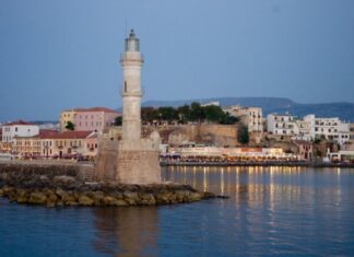 ΣΟΚΑΡΙΣΤΙΚΟ: Βούτηξε στο λιμάνι και έπεσε στα βράχια