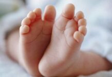 ΤΡΑΓΩΔΙΑ: 3χρονη πέθανε από ασιτία – Την παράτησε η μητέρα της για τον εραστή της