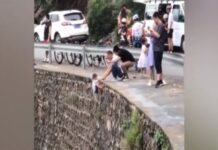 ΤΡΑΓΙΚΟ: Άντρας κρατάει μικρό αγόρι σε γκρεμό για μια φωτογραφία!