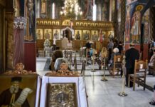 ΧΑΜΟΣ: Ιερέας διέκοψε τη λειτουργία για πιστή που φορούσε μάσκα – «Δεν θέλω καρναβάλια…»
