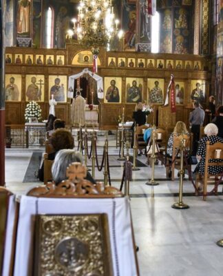 ΧΑΜΟΣ: Ιερέας διέκοψε τη λειτουργία για πιστή που φορούσε μάσκα – «Δεν θέλω καρναβάλια…»