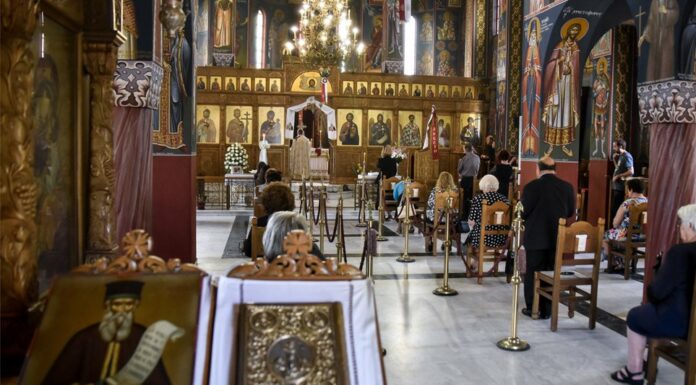 ΧΑΜΟΣ: Ιερέας διέκοψε τη λειτουργία για πιστή που φορούσε μάσκα – «Δεν θέλω καρναβάλια…»