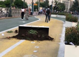 ΜΕΓΑΛΟΣ ΠΕΡΙΠΑΤΟΣ: Διαδηλωτές βανδάλισαν τις κατασκευές (ΦΩΤΟ)