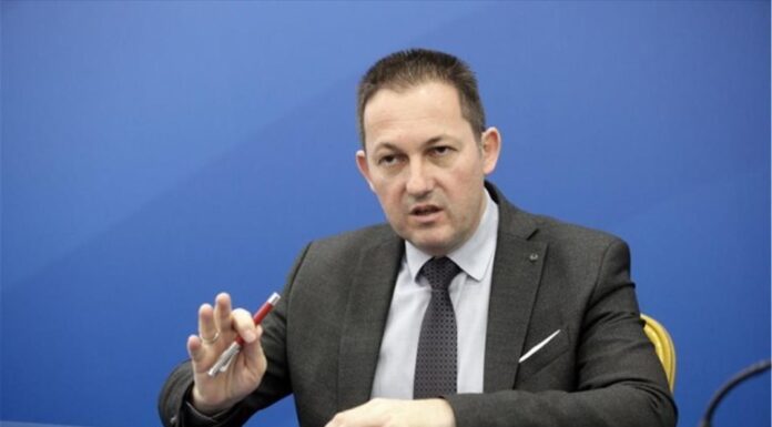 Πέτσας: «Το πρόβλημα είναι εκεί που συγκεντρώνονται πολλά άτομα»