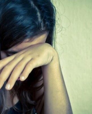ΦΡΙΚΗ: Δολοφόνησε την 17χρονη κόρη του στον ύπνο της για «λόγους τιμής»