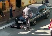 ΣΟΚΑΡΙΣΤΙΚΟ ΒΙΝΤΕΟ: Αστυνομικός πατάει γυναίκα στο λαιμό !