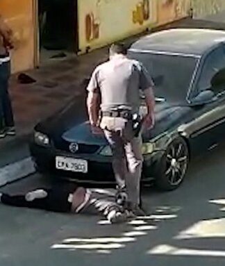 ΣΟΚΑΡΙΣΤΙΚΟ ΒΙΝΤΕΟ: Αστυνομικός πατάει γυναίκα στο λαιμό !