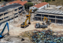ΕΛΛΗΝΙΚΟ: Μπήκαν οι μπουλντόζες και άρχισαν τις κατεδαφίσεις
