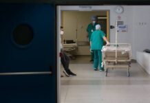 ΚΟΡΩΝΟΪΟΣ: Εκτοξεύτηκαν τα θύματα στις ΗΠΑ – 1.287 νεκροί σε 24 ώρες