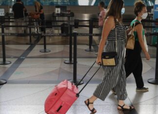 ΚΟΡΩΝΟΪΟΣ: Μεταδίδεται ο ιός στα αεροπορικά ταξίδια; – Τι λένε οι ειδικοί