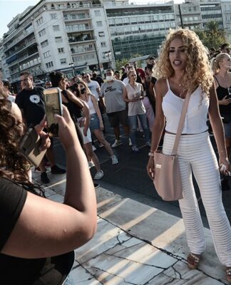 ΑΝΑΣΤΑΣΙΑ ΓΙΟΥΣΕΦ: Σε διαμαρτυρία έξω από τη Βουλή για το κλείσιμο των νυχτερινών κέντρων τα μεσάνυχτα