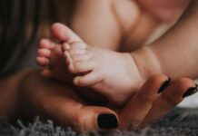 «Παράθυρο» για σύνταξη έως και 12 χρόνια νωρίτερα για 15.000 μητέρες με ανήλικο τέκνο