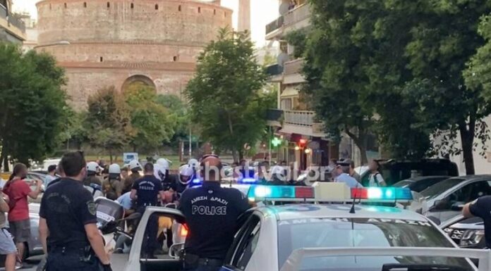 Θεσσαλονίκη: Κούρδοι διαδηλωτές έκαψαν αφίσα με το πρόσωπο του Ερντογάν