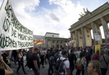Κορονοϊός – Διαδηλώσεις στη Γερμανία: «Ο κορονοϊός είναι ένα μεγάλο ψέμα»