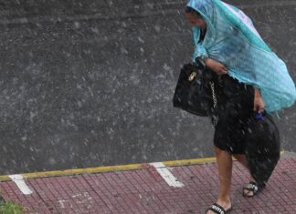 Καιρός: Ισχυρή καταιγίδα ΤΩΡΑ στην Αττική