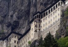 ΠΑΝΑΓΙΑ ΣΟΥΜΕΛΑ: Άγνωστοι χάραξαν τις αγιογραφίες