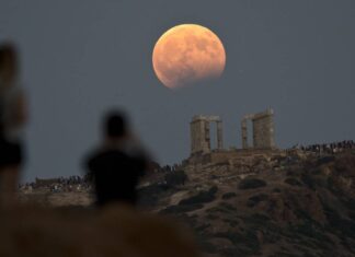 Αυγουστιάτικη πανσέληνος: Σήμερα το μεγαλύτερο φεγγάρι του έτους