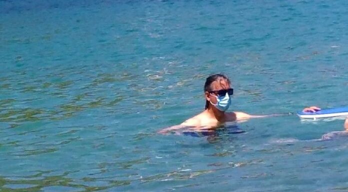 ΤΟ ΤΕΡΜΑΤΙΣΕ: Έκανε μπάνιο στη θάλασσα με χειρουργική μάσκα