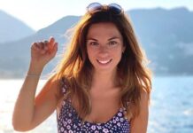 ΛΑΣΚΑΡΑΚΗ: Με «καυτό» μπικίνι σε παραλία της Κρήτης
