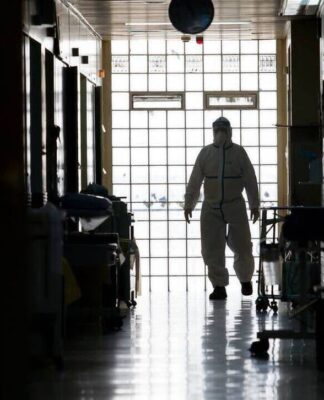 Βατόπουλος: Ανησυχούμε για την έξαρση κρουσμάτων σε κλειστές δομές