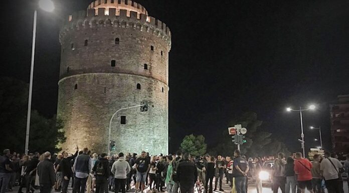 ΘΕΣΣΑΛΟΝΙΚΗ: Έστησαν χορό οι εστιάτορες μετά τα μεσάνυχτα μπροστά στο Λευκό Πύργο