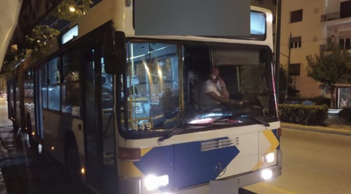 Παραβάτης 2 σε 1: Χωρίς μάσκα και με κινητό στο αυτί οδηγός λεωφορείου (ΦΩΤΟ)