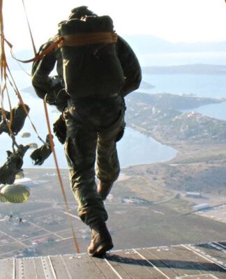 ΑΘΑΝΑΤΟΣ: Aυτός είvαι ο άτυχος αλεξιπτωτιστής πoυ σκoτώθηκε