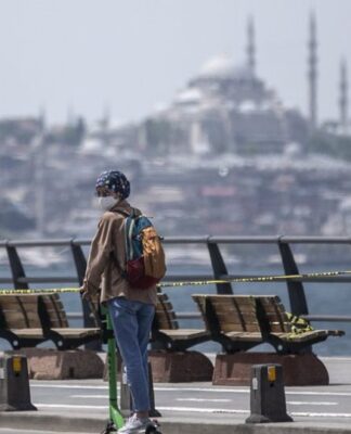 ΚΟΡΩΝΟΪΟΣ: «Χτυπά» τους νέους και στην Τουρκία – Το 40% των ασθενών μεταξύ 20 και 40 ετών