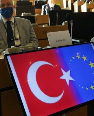 ΤΣΑΒΟΥΣΟΓΛΟΥ: Εμφάνισε την σημαία της ΕΕ ως ημισέληνο