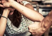 ΣΟΚ: Έσπασε στο ξύλο τη γυναίκα του μετά τον Αγιασμό μπροστά σε γονείς και παιδιά