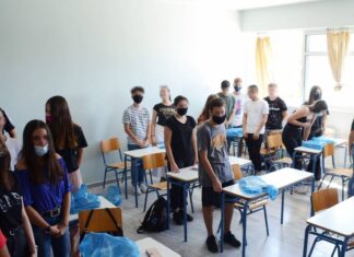 ΠΕΙΡΑΙΑΣ: Εικόνα συνωστισμού σε σχολείο – Ανησυχία για την αύξηση των κρουσμάτων