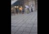 ΣΟΚΑΡΙΣΤΙΚΟ ΒΙΝΤΕΟ: Επίθεση με όπλο στη Θεσσαλονίκη – Ο δράστης κλωτσάει και απειλεί το θύμα