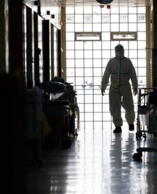 Κορονοϊός: Εντοπίστηκαν μεταλλάξεις που αυξάνουν την πιθανότητα νοσηλείας σε ΜΕΘ