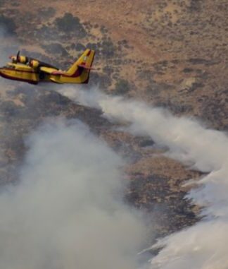 ΤΩΡΑ – Μεγάλη φωτιά στα Καλύβια – Μήνυμα του 112 στους κατοίκους να εκκενώσουν τα σπίτια τους